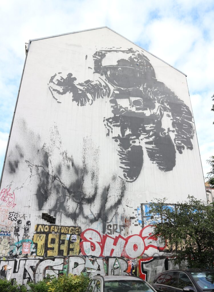 Astronaut by Victor Ash. Berlin street art walking tour.