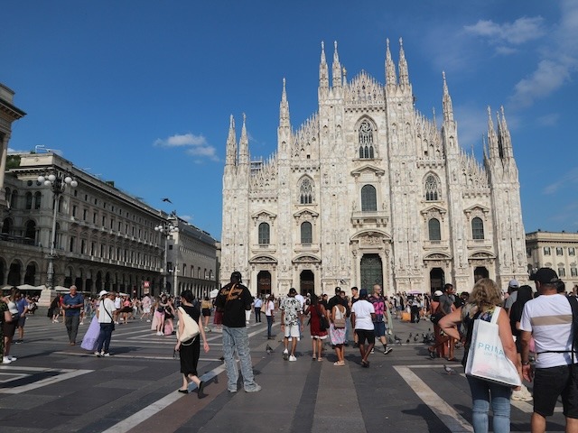 Duomo. Milan travel guide.